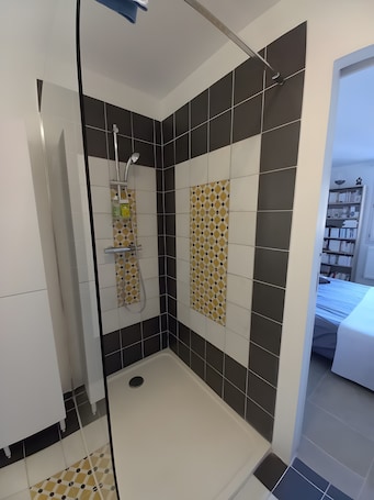 Shower, free toiletries, towels. Guest Room “Ostau La Lutz” with Mountain View, Shared Terrace and Wi-Fi
