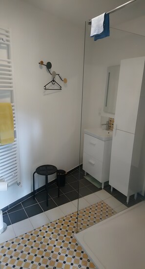 Douche, serviettes fournies