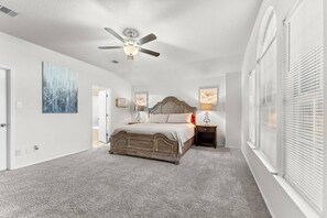 4 makuuhuonetta, silitysrauta/-lauta, vauvan matkasänky, ilmainen Wi-Fi