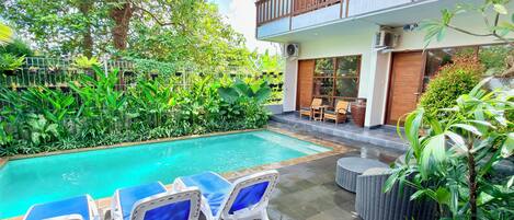 Outdoor pool, pool loungers