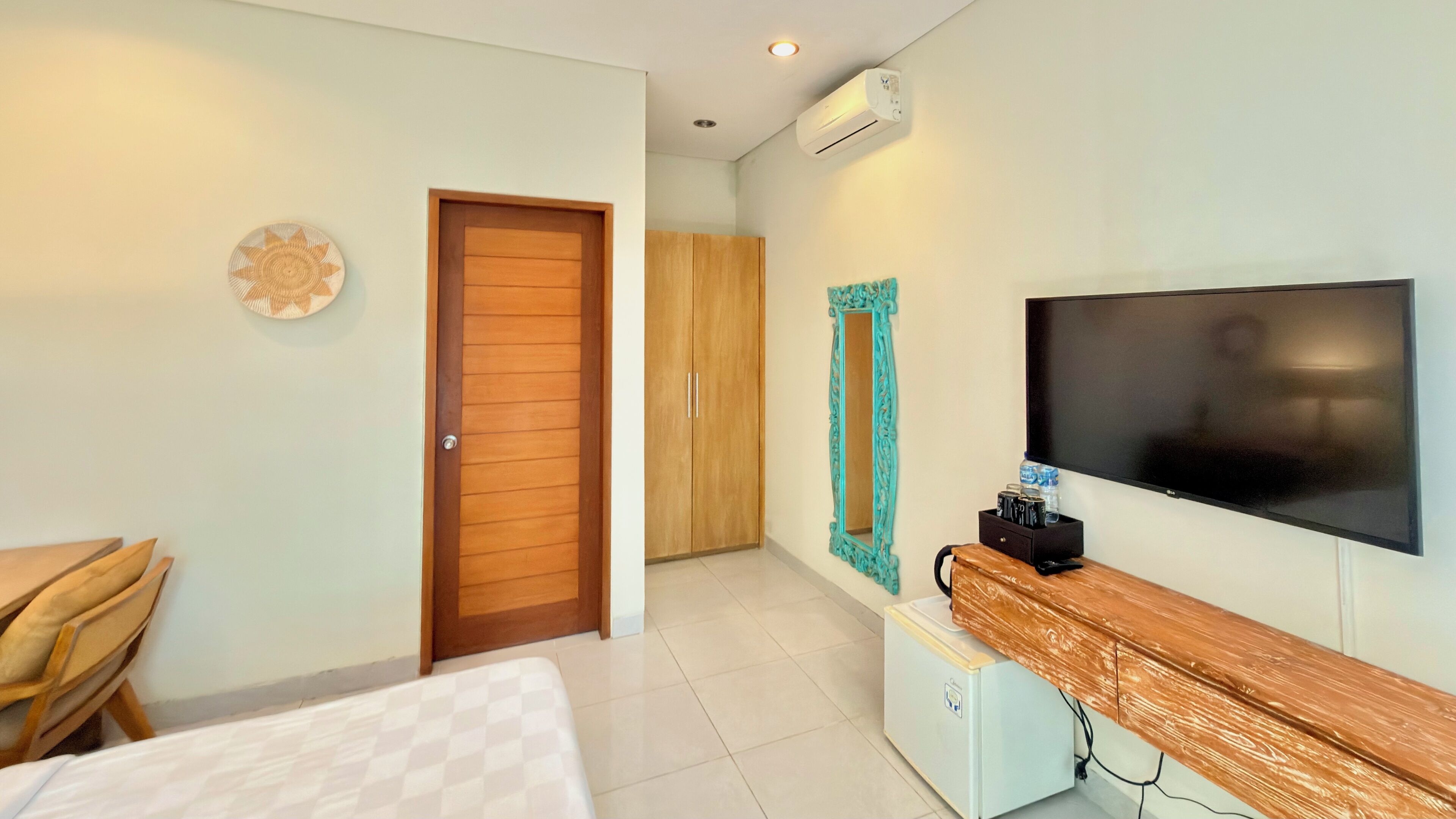 Meja kerja dan Wi-Fi gratis