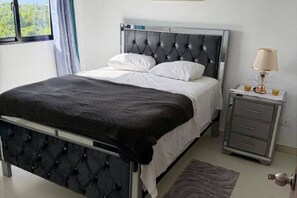 Tabla de planchar con plancha, wifi y ropa de cama 