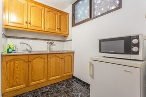 Kjøleskap, mikrobølgeovn, kokeplater og kaffetrakter/tekoker