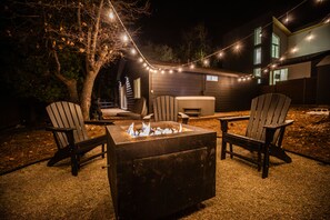 Terrace/patio - Stylish Big Bear Hideaway•EV Charger•Igloo Lounge•Spa•Fire Pit (Big Bear)