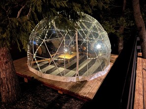 Outdoor dining - Stylish Big Bear Hideaway•EV Charger•Igloo Lounge•Spa•Fire Pit (Big Bear)