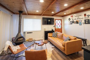 Smart TV, fireplace - Stylish Big Bear Hideaway•EV Charger•Igloo Lounge•Spa•Fire Pit (Big Bear)