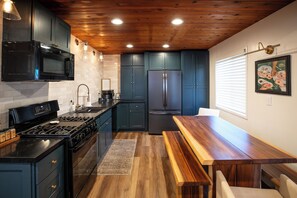 Fridge, microwave, oven, stovetop - Stylish Big Bear Hideaway•EV Charger•Igloo Lounge•Spa•Fire Pit (Big Bear)