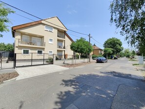 Exterior - Spacious 6-bedroom apartment in welcoming Budapest with AC (Budapest)