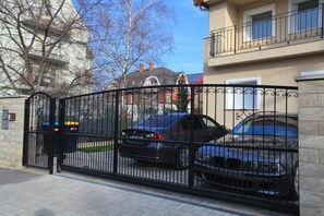 Property grounds - Spacious 6-bedroom apartment in welcoming Budapest with AC (Budapest)