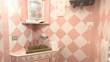 Douche, bidet, serviettes fournies