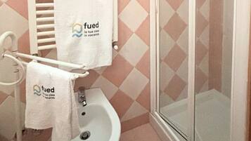 Dusche, Bidet, Handtücher