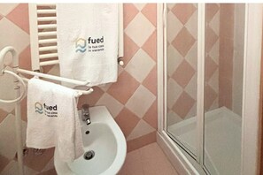 Doccia, bidet, asciugamani