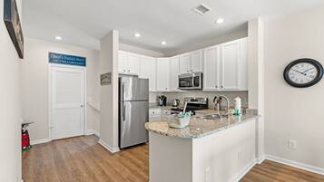 冰箱、微波炉、烤箱、炉灶