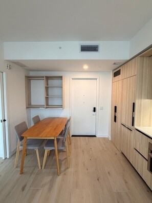 Apartment, Stadtblick | Esszimmer