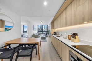 Exclusive-Apartment, 2 Schlafzimmer, Stadtblick | Esszimmer