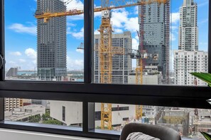 Exclusive-Apartment, 2 Schlafzimmer, Stadtblick | Wohnbereich | 50-Zoll-Smart-TV mit Kabelempfang