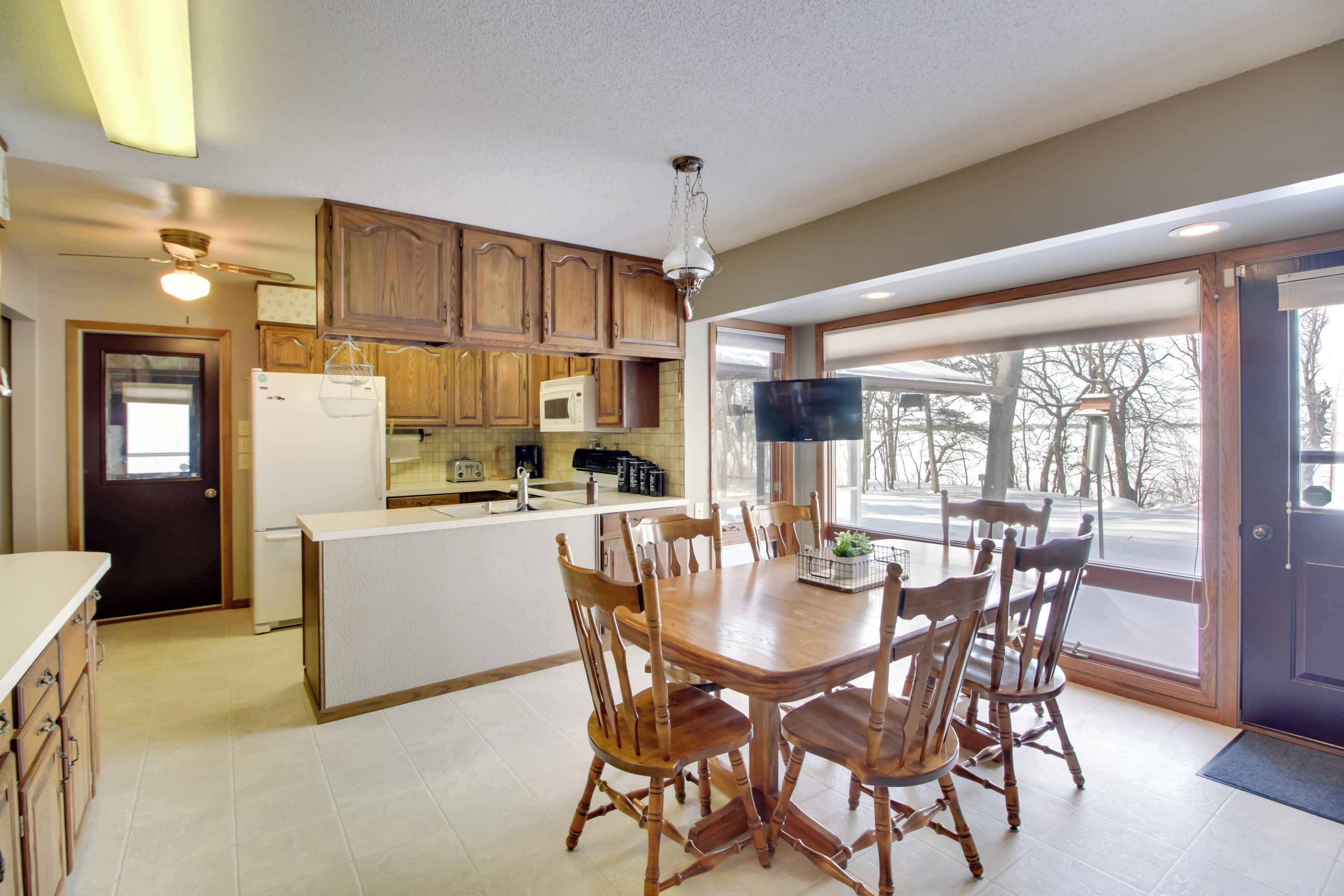 Frigorifero, microonde, piano cottura, lavastoviglie