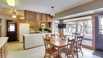 Frigorifero, microonde, piano cottura, lavastoviglie