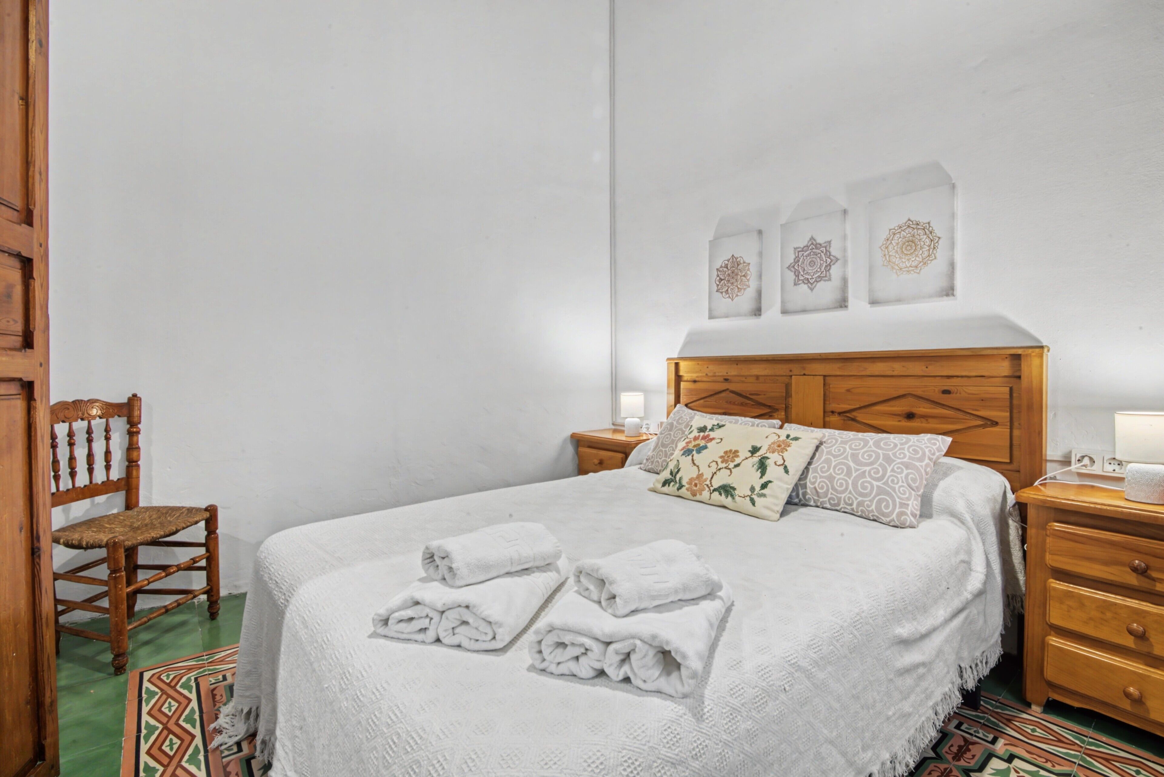 Silitysrauta/-lauta, Wi-Fi, vuodevaatteet