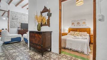 Een strijkplank/strijkijzer, wifi, beddengoed