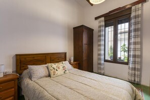 Een strijkplank/strijkijzer, wifi, beddengoed