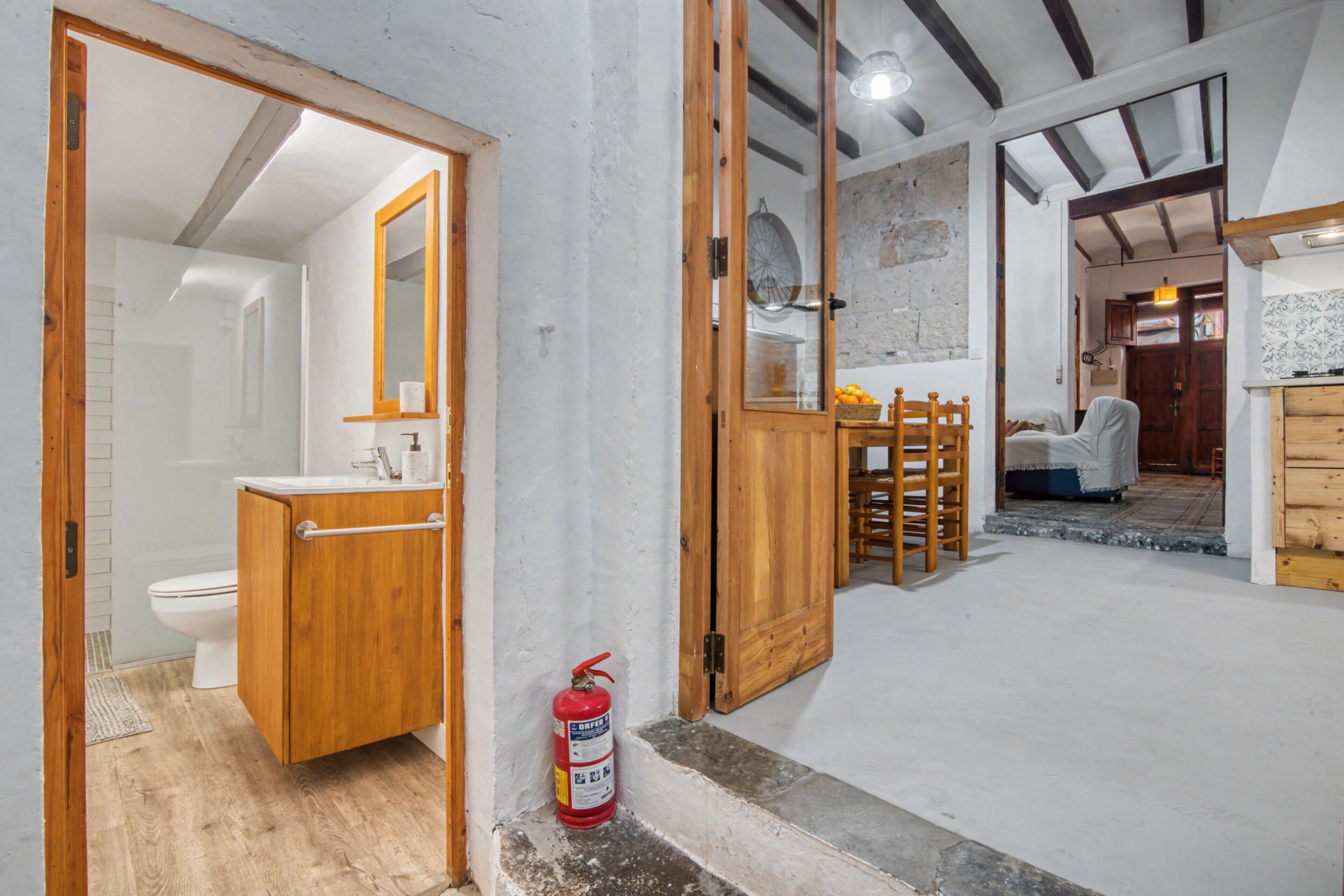 Suihku, hiustenkuivaaja, pyyhkeet