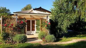 A house with a covered porch, a green door, and a garden with roses. - A 10 kms d'ANGERS small independant house 2 persons quiet countryside (Loire-Authion)