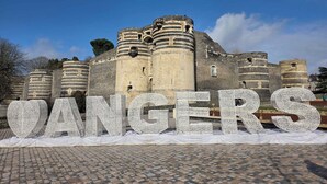 A historic castle with large, white, lettered structures spelling "VANGERS" in front. - A 10 kms d'ANGERS small independant house 2 persons quiet countryside (Loire-Authion)