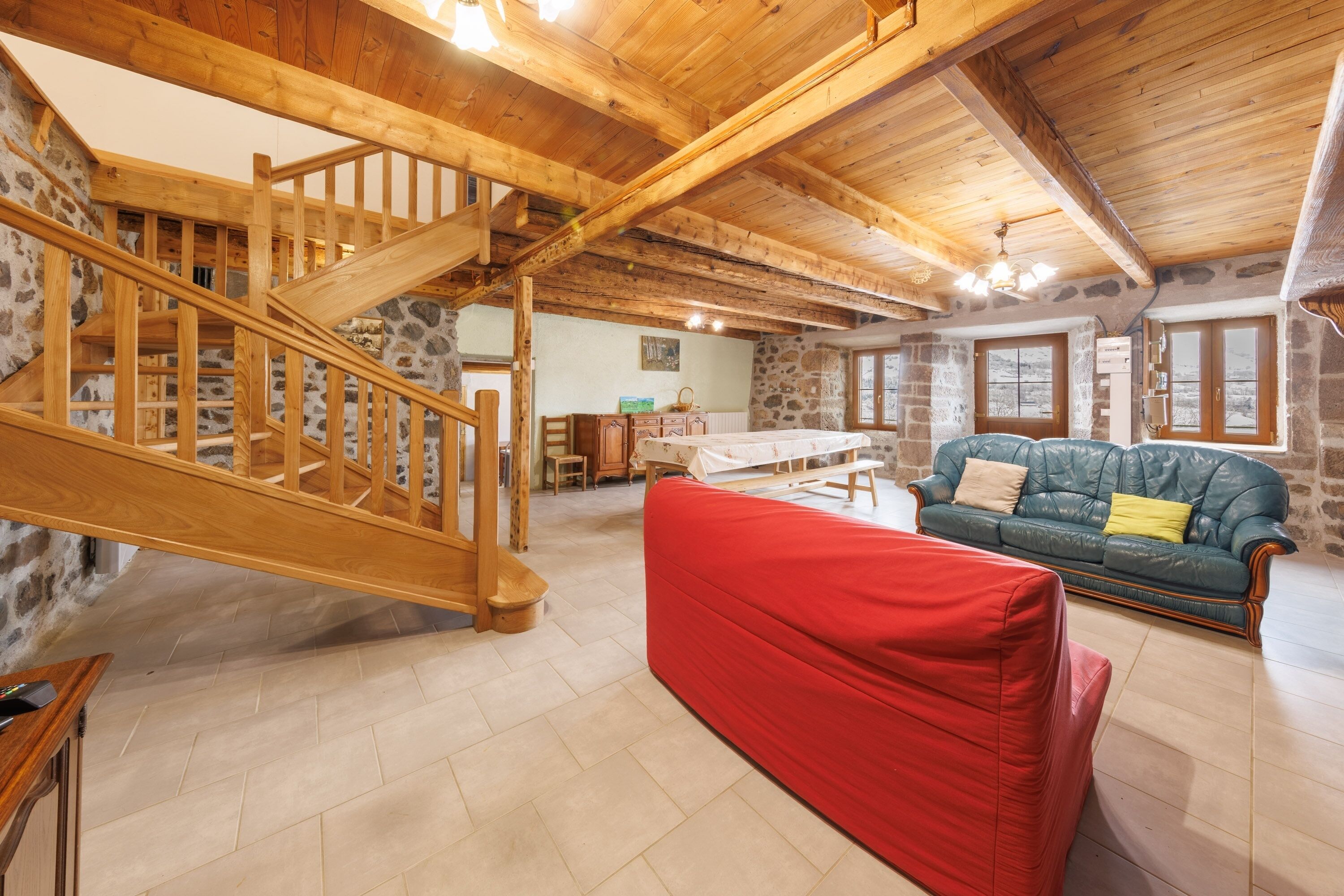 Televisión y chimenea 