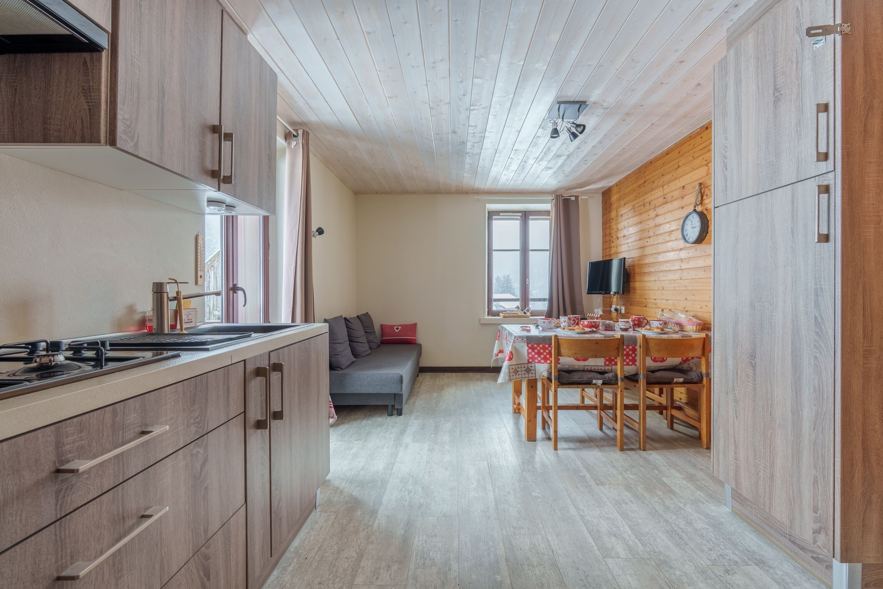 Een koelkast, een magnetron, een koffiezetapparaat/waterkoker