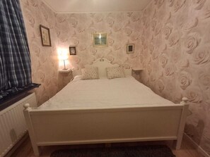 3 dormitoris, planxa i posts de planxar i roba de llit 