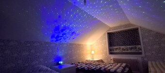 Hassela skiferiehus nær innsjø og skiløyper