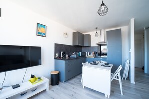 Kylskåp, mikrovågsugn, ugn och kaffe- och tebryggare