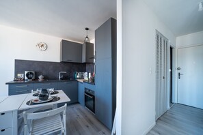 Fridge, microwave, oven, coffee/tea maker - Le Cocon de Saint-Cyprien - 350m de la Plage (Saint-Cyprien)