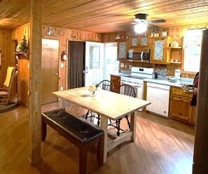 Dining - Cozy Secluded Cabin with Smoky Mountain Views (Sevierville)