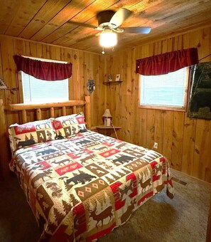4 bedrooms, iron/ironing board, free WiFi, bed sheets - Cozy Secluded Cabin with Smoky Mountain Views (Sevierville)