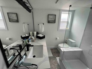 Ducha, secador de pelo y jabón