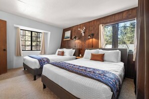2 bedrooms, iron/ironing board, WiFi, bed sheets - Fenced Lrg Backyard • Hot Tub • FirePit • Charming (Big Bear)
