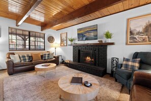 TV, fireplace, books, stereo - Fenced Lrg Backyard • Hot Tub • FirePit • Charming (Big Bear)