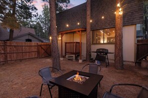 Outdoor dining - Fenced Lrg Backyard • Hot Tub • FirePit • Charming (Big Bear)