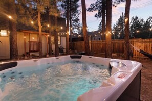 Outdoor spa tub - Fenced Lrg Backyard • Hot Tub • FirePit • Charming (Big Bear)