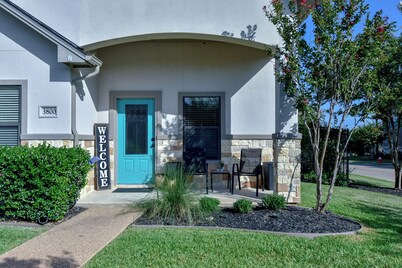 The Howdy House - close to campus, shopping and restuarants!