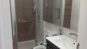 Serviettes fournies, papier de toilette