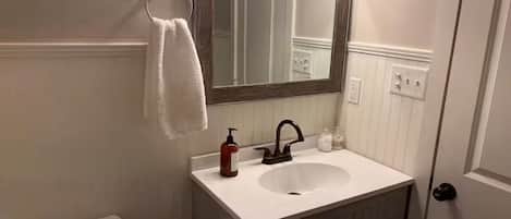 Secadora de cabello, toallas, jabón, papel de baño