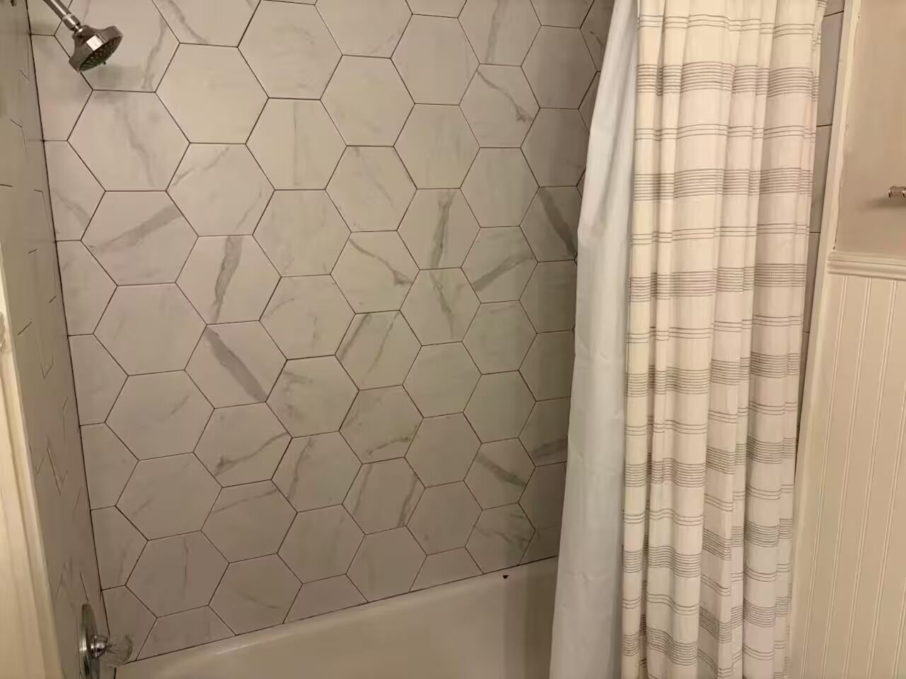 Een haardroger, handdoeken, zeep, toiletpapier