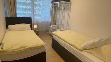 3 多间卧室、旅行婴儿床、免费 WiFi、床单