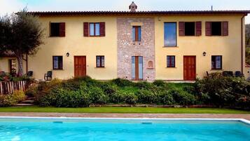 Piscina stagionale all'aperto, lettini