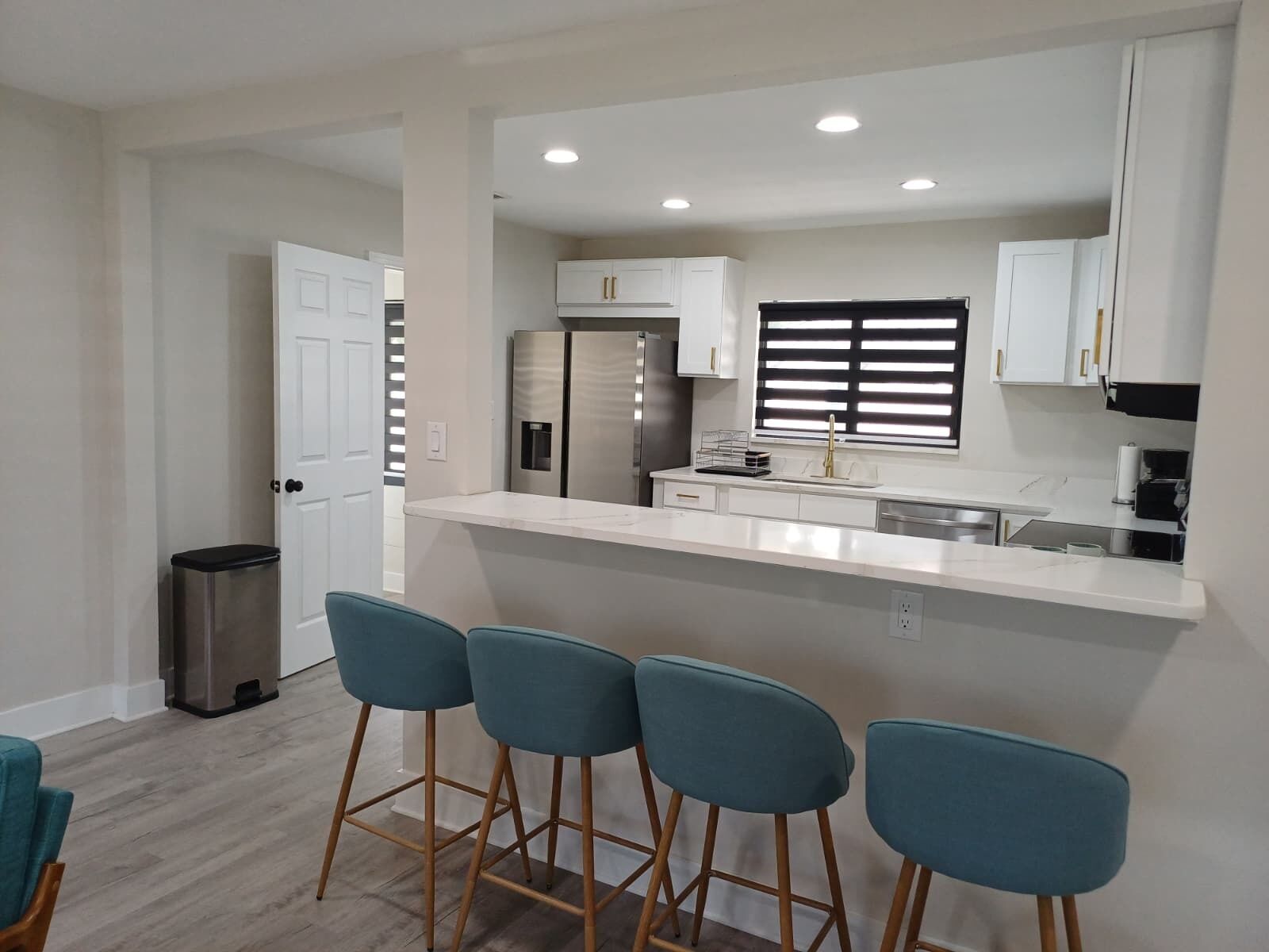 Een magnetron, een oven, een kookplaat, een vaatwasser