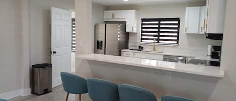 Een magnetron, een oven, een kookplaat, een vaatwasser