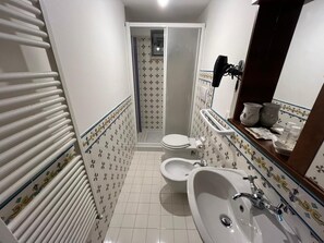Shower, hair dryer, towels - Villa 'La Mansarda Di Cecè' with Shared Pool, Wi-Fi and Air Conditioning (Ostuni)